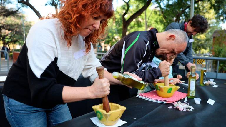 $!Durant l’elaboració dels allioli, al certamen fet a la Festa de l’Oli DOP Siurana. Foto: Alba Mariné