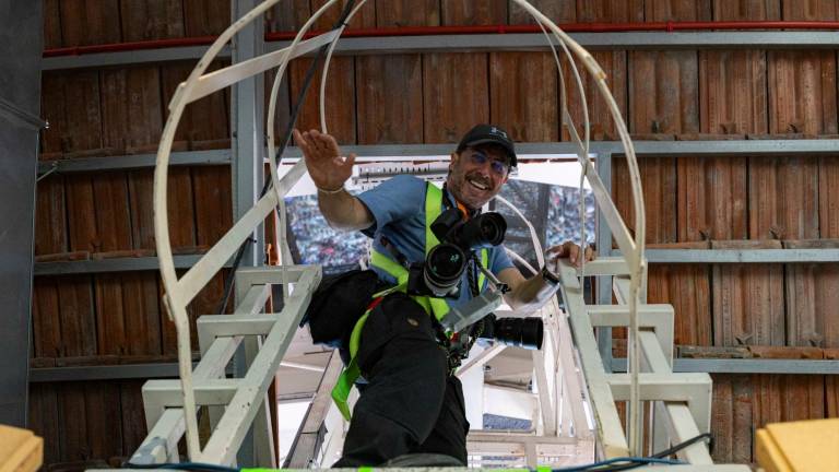 $!El reconocido fotógrafo Emilio Morenatti preparado con arneses para subir a la cúpula de la plaza. FOTO: ÀNGEL ULLATE