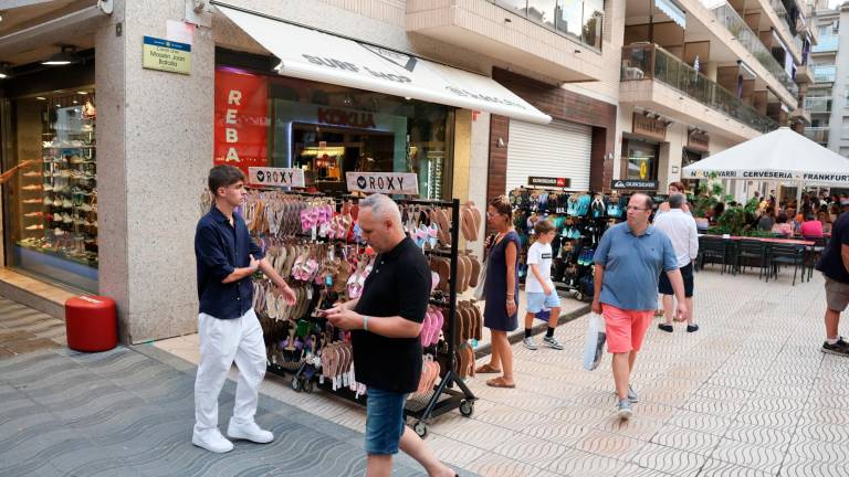 A pesar de la buena afluencia de visitantes, la mayoría de comerciantes lamentan que eso no se traslada a la caja. Foto: Alba Mariné