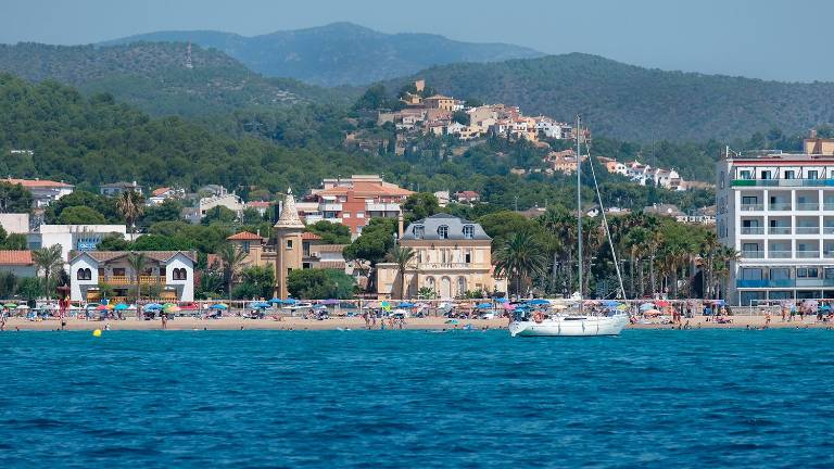 Playa de Coma-ruga con el pueblo histórico de Sant Vicenç de Calders al fondo. FOTO: Cedida