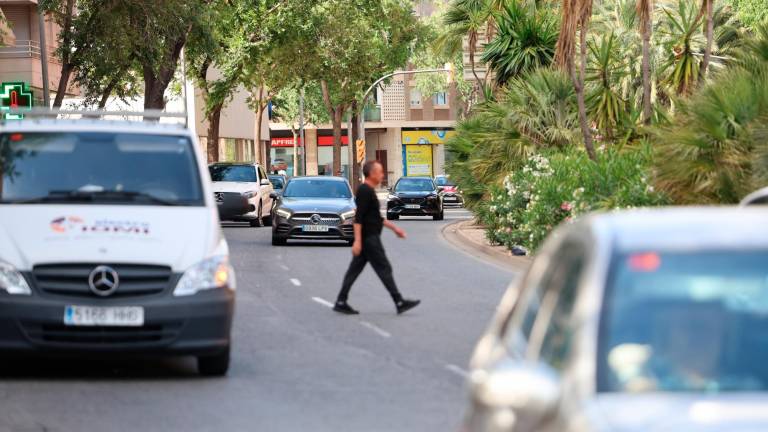 Un peatón cruzando por en medio la avenida del President Macià, sin que haya un paso de cebra. FOTO: Alba Mariné