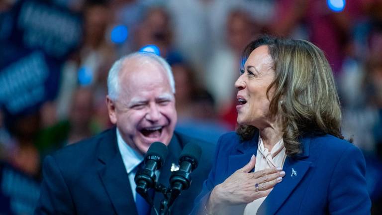 Kamala Harris, junto a Tim Walz, en el acto de inicio de campaña. Foto: EFE