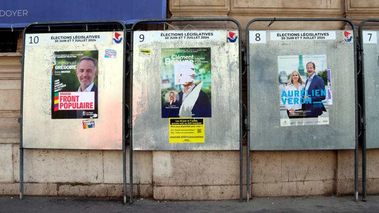 Carteles para las elecciones legislativas en Francia. Foto: Nazaret Romero/ACN