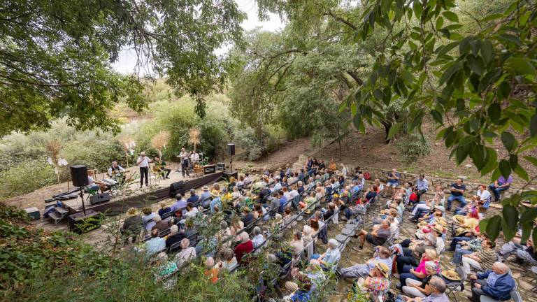 $!La Font Vella de El Lloar se llenó de seguidores de los músicos ebrenses. FOTO: ÀNGEL ULLATE