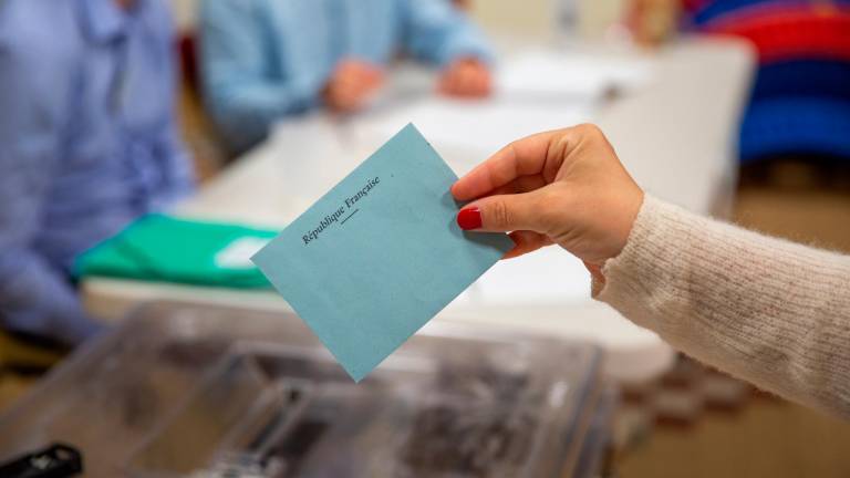Una persona votando en las elecciones francesas. Foto: EFE