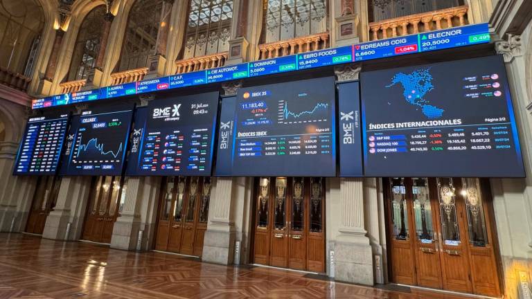 Paneles y monitores muestran la evolución de la Bolsa española, este miércoles en Madrid. Foto: EFE