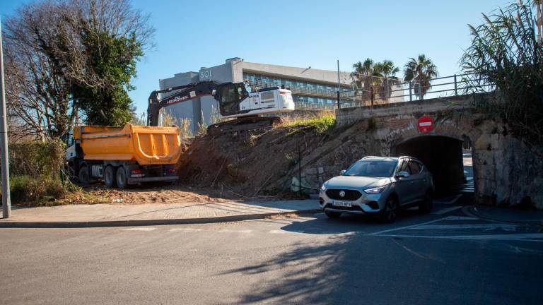 El puente de la rotonda del vial del Cavet de Cambrils. Foto: Marc Bosch