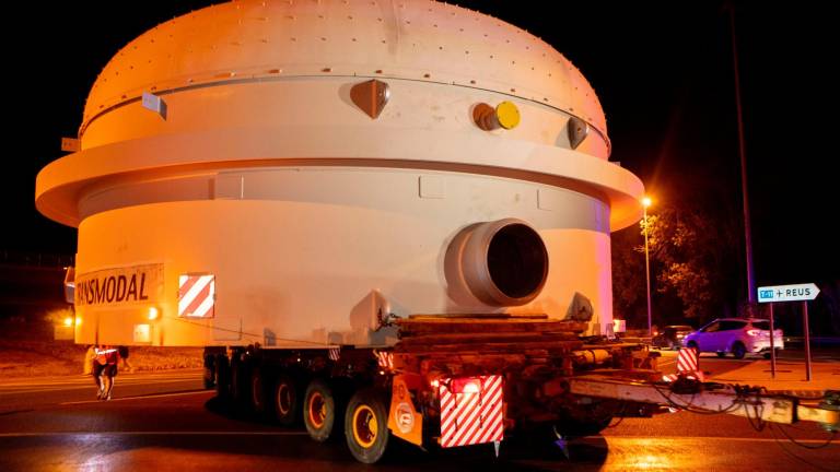 Instantes durante el primer transporte, efectuado durante la noche del pasado lunes al martes. Fotos: Carles Fargas