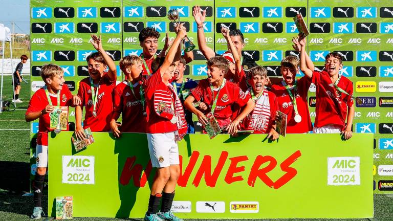 Los jugadores del Nàstic celebran el título conquistado en la categoría Sub-12 en la Costa Daurada. Foto: MICFootball / Adrià Fontanet