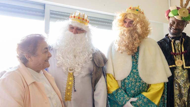 Una de las residentes observa sonriente a Sus Majestades los Reyes Magos. Foto: Àngel Ullate