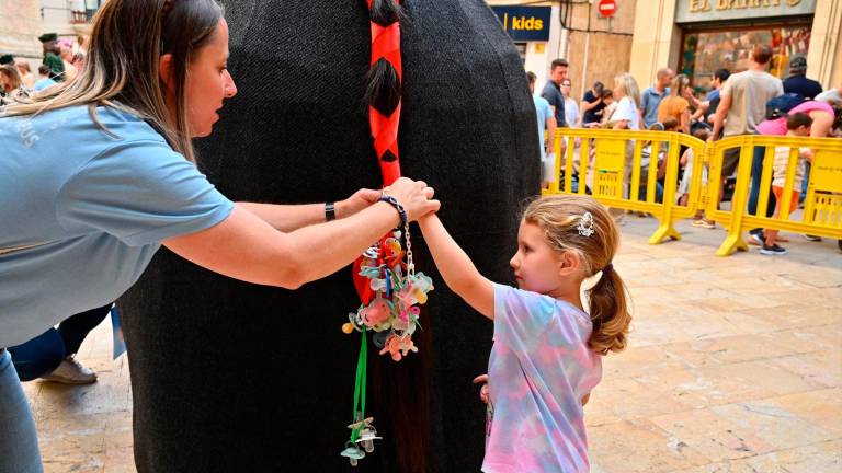 Una nena donant el seu xumet a la Mulassa de Reus, aquest dimarts. FOTO: Alfredo González