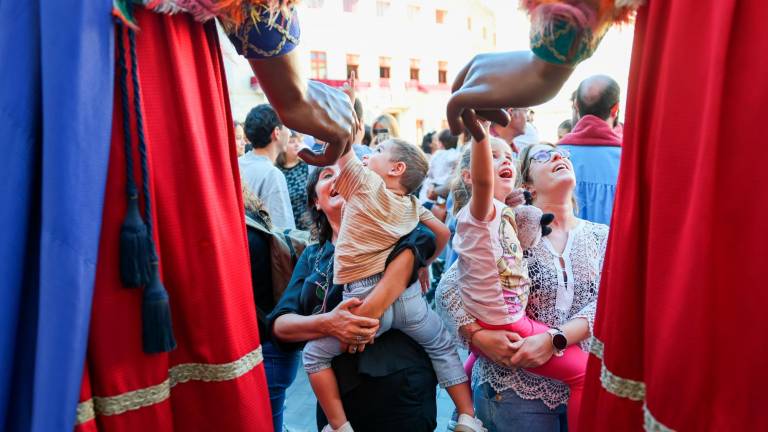 $!Un nen i una nena tocant les mans dels gegants Indis de Reus. FOTO: Alba Mariné