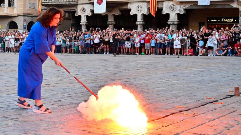 $!La pregonera, la matemàtica Eva Miranda, encenent la primera Tronada de la Festa Major de Sant Pere 2024. FOTO: Alfredo González
