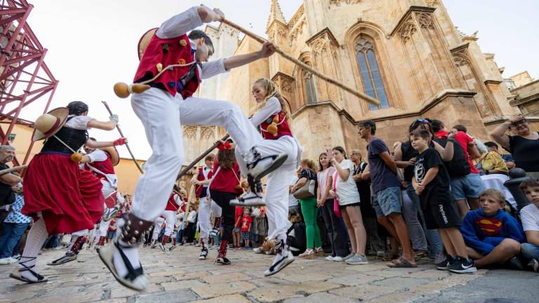 Los más madrugadores pudieron ver de cerca los bailes. foto:Àngel Ullate