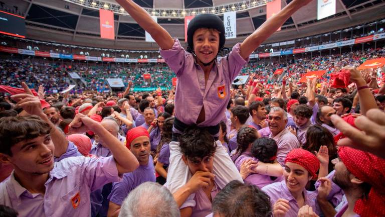 Un casteller de la canalla de la Colla Jove Xiquets de Tarragona, celebrando el 3de10, el domingo, durante el Concurs. foto: marc bosch