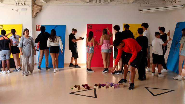 Alumnos del instituto Roseta Mauri de Reus experimentando con el arte en el Mèdol. Foto: Neus Bertola/ACN