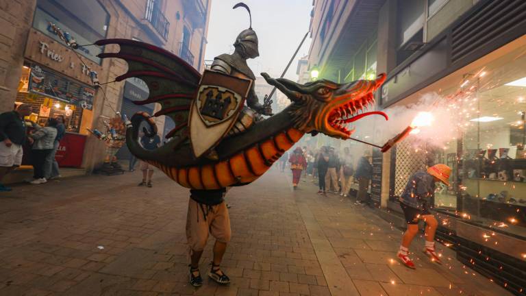 Espurna, El Drac de Calafell, es cabalgado por un caballero del siglo XV. foto: ÀNgel ullate