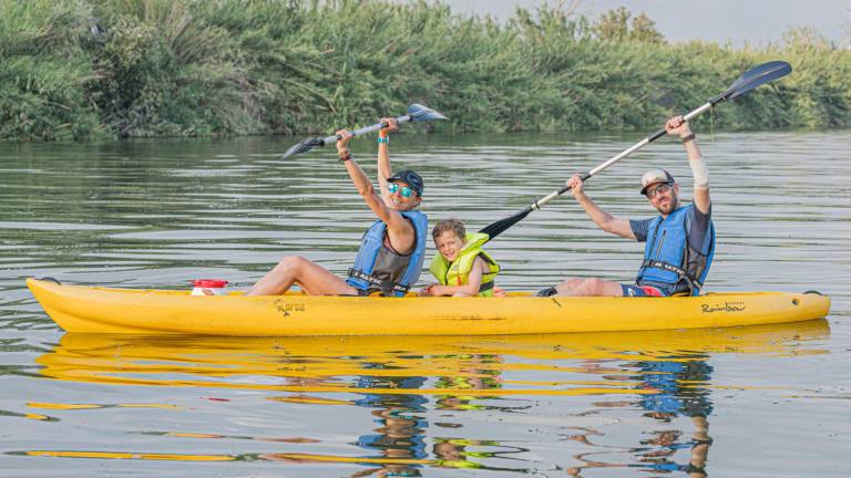 Un plan fantástico para disfrutar en familia o con amigos, a través de las tranquilas aguas del Ebro. Foto: Cedida