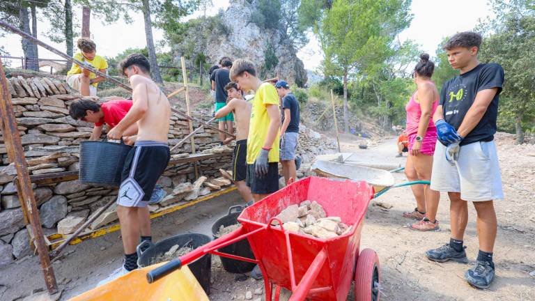 En total, 48 jóvenes participaron en el Camp de Treball de la Masia de Castelló. Foto: Àngel Ullate