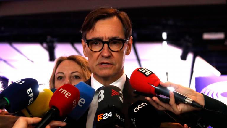 El presidente de la Generalitat, Salvador Illa, durante una atención a los medios en el Parlamento Europeo de Bruselas. Foto: ACN