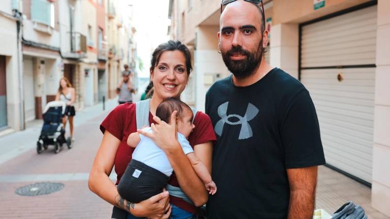 A l’esquerra, Raquel Ferret i Roger de la Cruz amb la seva filla Misericòrdia. Foto: Alba Mariné