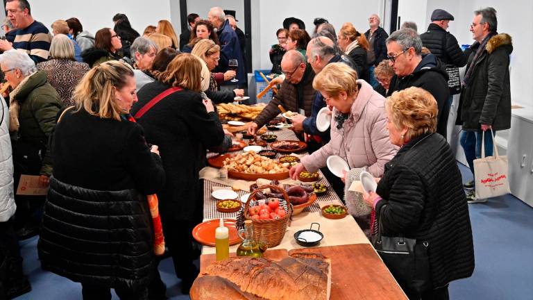 $!La visita va finalitzar amb un berenar, de la mà del Forn Sistaré, a la planta superior. FOTO: Alfredo González