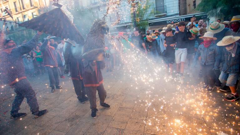 Los integrantes del Griu Petit, en el inicio del recorrido que empezó en la Plaça de la Font para llegar hasta los Despullats. Foto: Marc Bosch