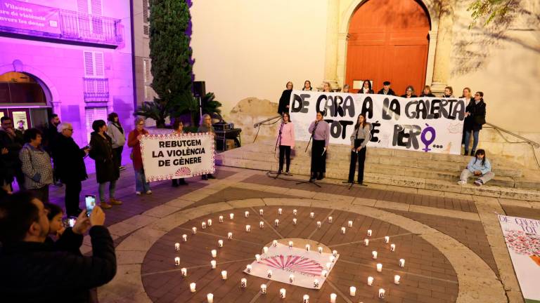 La manifestación del 25N en Vila-seca ha finalizado en la Plaça de l’Església, con la lectura del manifiesto a cargo de tres alumnas del Institut Ramon Barbat. Foto: Alba Mariné