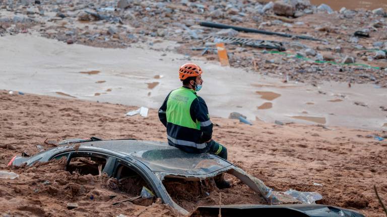 Imagen de un bombero en uno de los municipios arrasados por la DANA en València. Foto: EFE