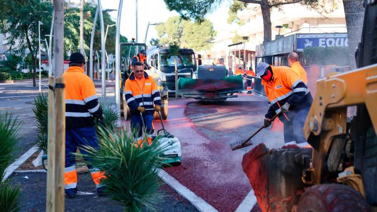 La jardinería y el alumbrado ya se han acabado y ahora los trabajos se centran en el asfaltado. Foto: Alba Mariné