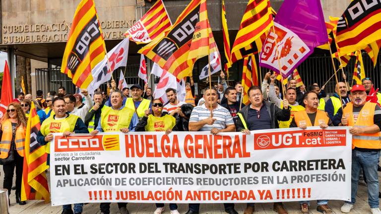 Los trabajadores del transporte manifestándose en la Plaça de la Imperial Tarraco, coincidiendo con la jornada de huelga del día 28 de octubre. Foto: Àngel Ullate