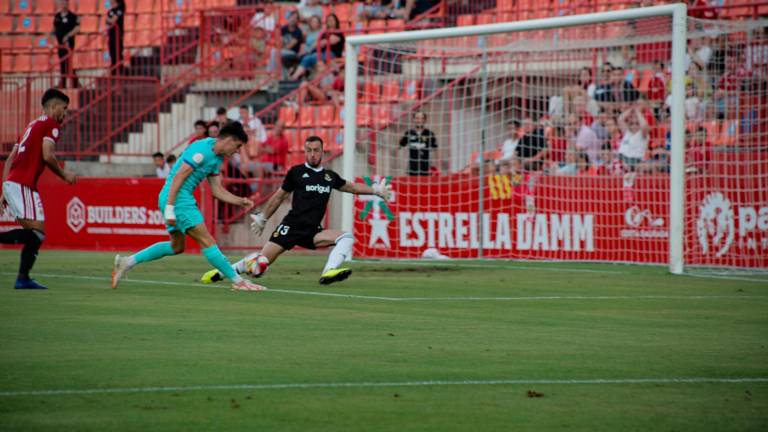 Alberto Varo realiza una parada durante la pasada temporada en el Nou Estadi. Foto: Nàstic