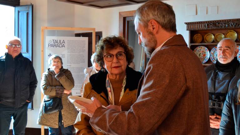 $!El personatge d’Eduard Toda, mostrant un plat als visitants. FOTO: Montse Plana