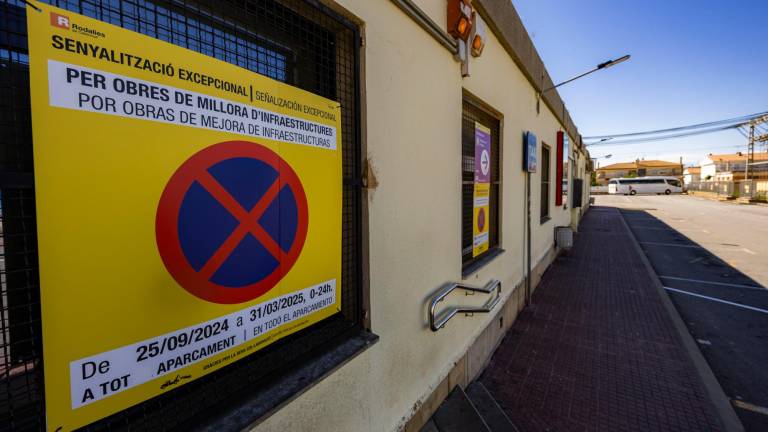 $!Carteles ubicados en el aparcamiento de la estación, donde pararán los buses para cargar y descargar pasajeros. Foto: Àngel Ullate