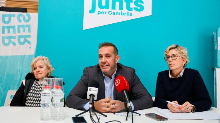 Los tres regidores de Junts per Cambrils, Teresa Recasens, Enric Daza y Laura Mellau, vuelven a comparecer hoy. Foto: Alba Mariné