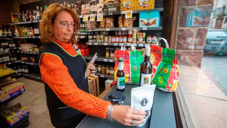 A l’Agrobotiga de Prades es comercialitzen els productes que s’elaboren a la cooperativa, com patates, avellanes, vins o cervesa. FOTO: Marc Bosch