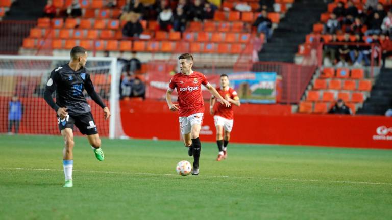 Javier Bonilla conduce el balón en el Nou Estadi esta temporada. foto: pere ferré