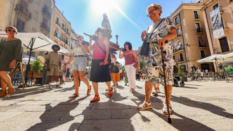 Este viernes tuvo lugar la tradicional anada a ofici por las calles de la Part Alta. foto: àngel Ullate