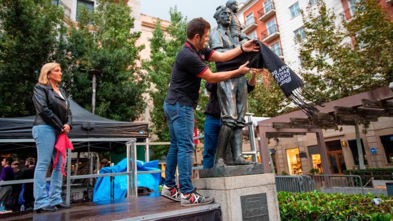 L’escultura de ‘El Casteller’ enfaixada pels dos caps de colla de Valls. FOTO: marc bosch