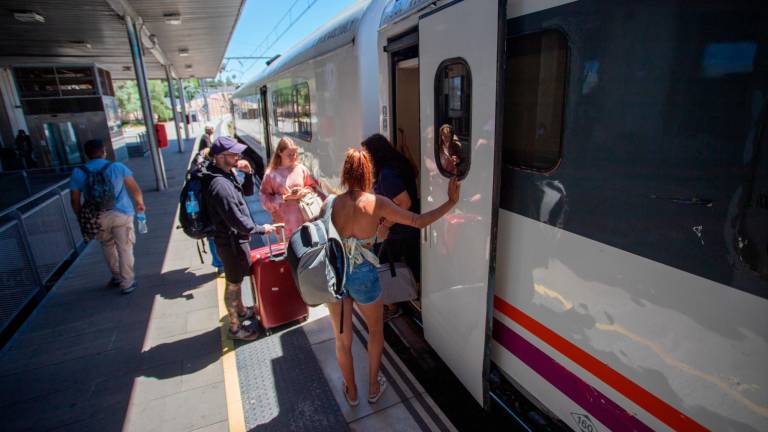 Usuarios en la estación de Tarragona se suben en un tren dirección a Barcelona. Foto: Marc Bosch