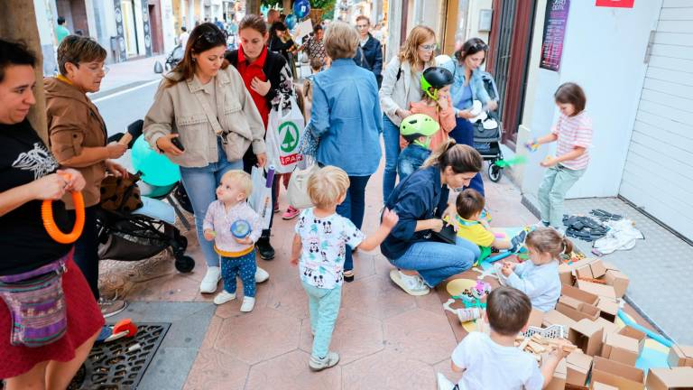 $!Entre las propuestas de los comercios, La Caseta de l’Arbre ofrecía juegos y un cuentacuentos. FOTO: Alba Mariné