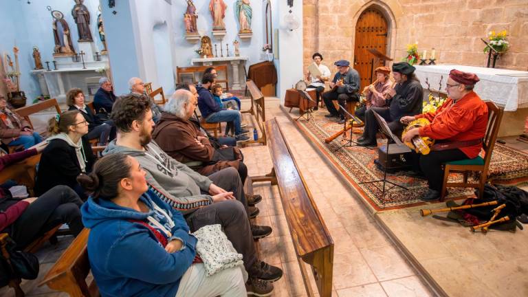 Concierto ayer al mediodía de La Kobla d’en Taudell en la iglesia de Pratdip. FOTO: MARC BOSCH