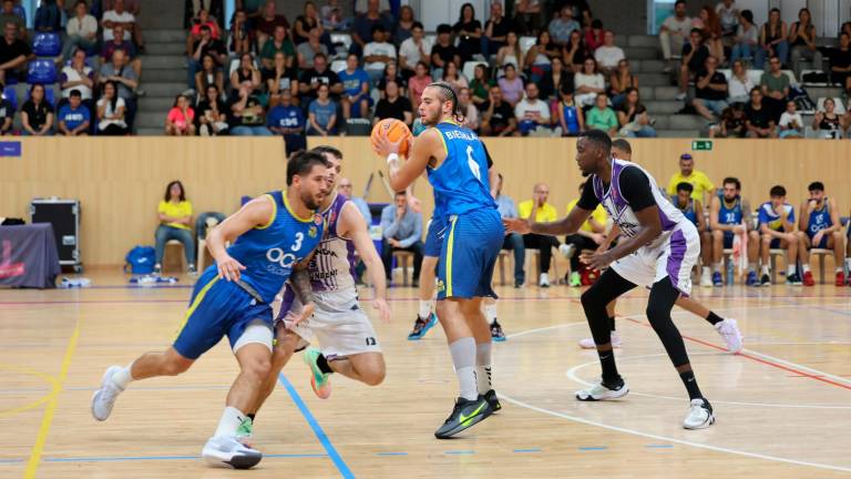 El jugador Víctor Aguilar buscando el desmarque para recibir el pase de Oliver Bieshaar. foto: alba mariné