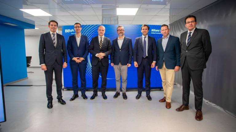 Foto de familia de los protagonistas del BBVA y del Diari de Tarragona en el acto. Foto: Marc Bosch