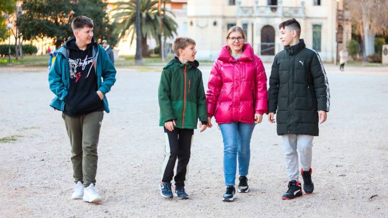 Roman, Bohdan, Maryna y Dmytro, en familia en el Parc de la Ciutat, en Tarragona. Foto: Alba Mariné