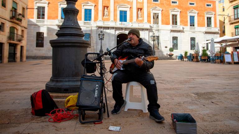 D-James viu a Reus, però cansat de no poder tocar la guitarra als seus carrers, sovint va a Tarragona, on l’activitat està regulada. FOTO: Marc Bosch