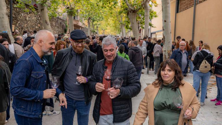 Algunos asistentes disfrutando del vino DO Priorat. Foto: Àngel Ullate