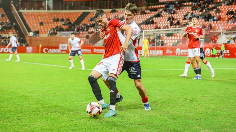 Jaume Jardí protege el cuero ante un jugador de la Cultural esta temporada. Foto: Àngel Ullate