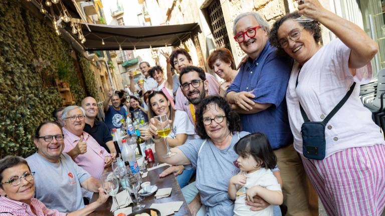 Los hermanos Seritjol y sus amigos, desayunando. Foto: Àngel Ullate