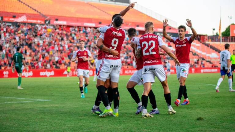 Los jugadores del Nàstic celebrando el 1-0 ante el Tarazona, obra de Pablo Fernández. foto: marc bosch